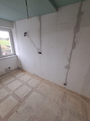 Préparation des murs: reprises d’enduit et corrections avant installation des équipements