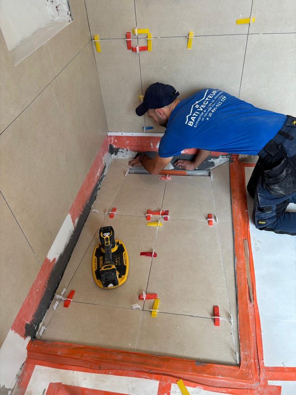 Travaux rénovation salle de bain Jette - installation carrelage professionnel Bati Vecteur