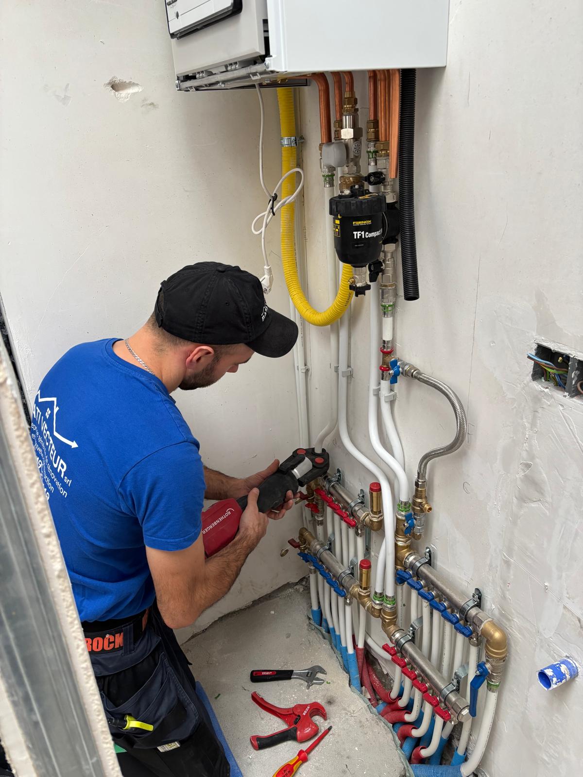 Installation plomberie et chauffage par ouvrier Bati Vecteur rénovation Jette Bruxelles