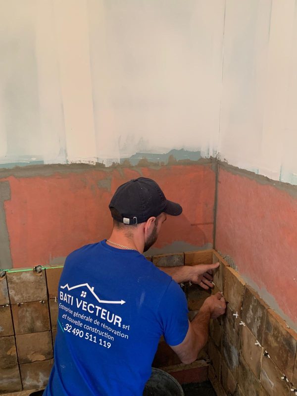 Artisan BATI VECTEUR réalisant des travaux de rénovation intérieure sur mesure pour un logement à Bruxelles