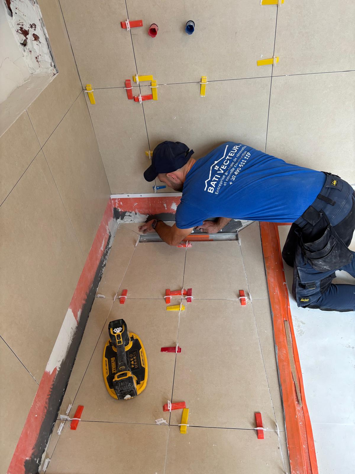 Travaux salle de bain Ukkel: alignement parfait carrelage mural pro