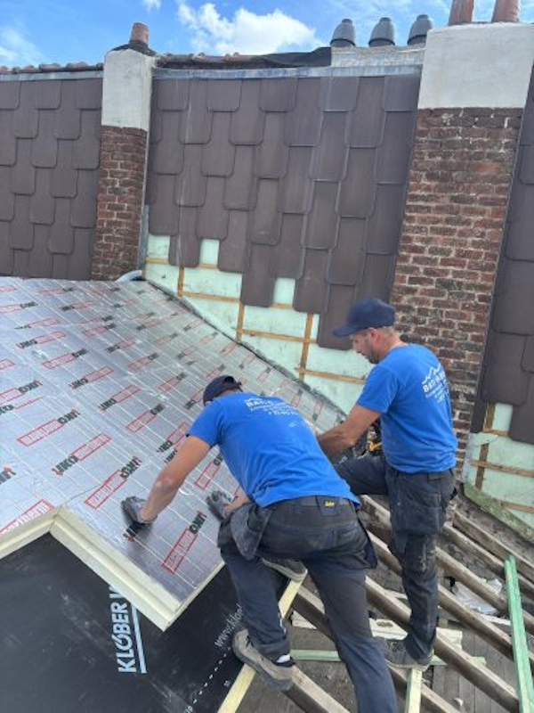 Travaux toiture Ukkel: sous-couche isolante par couvreurs experts
