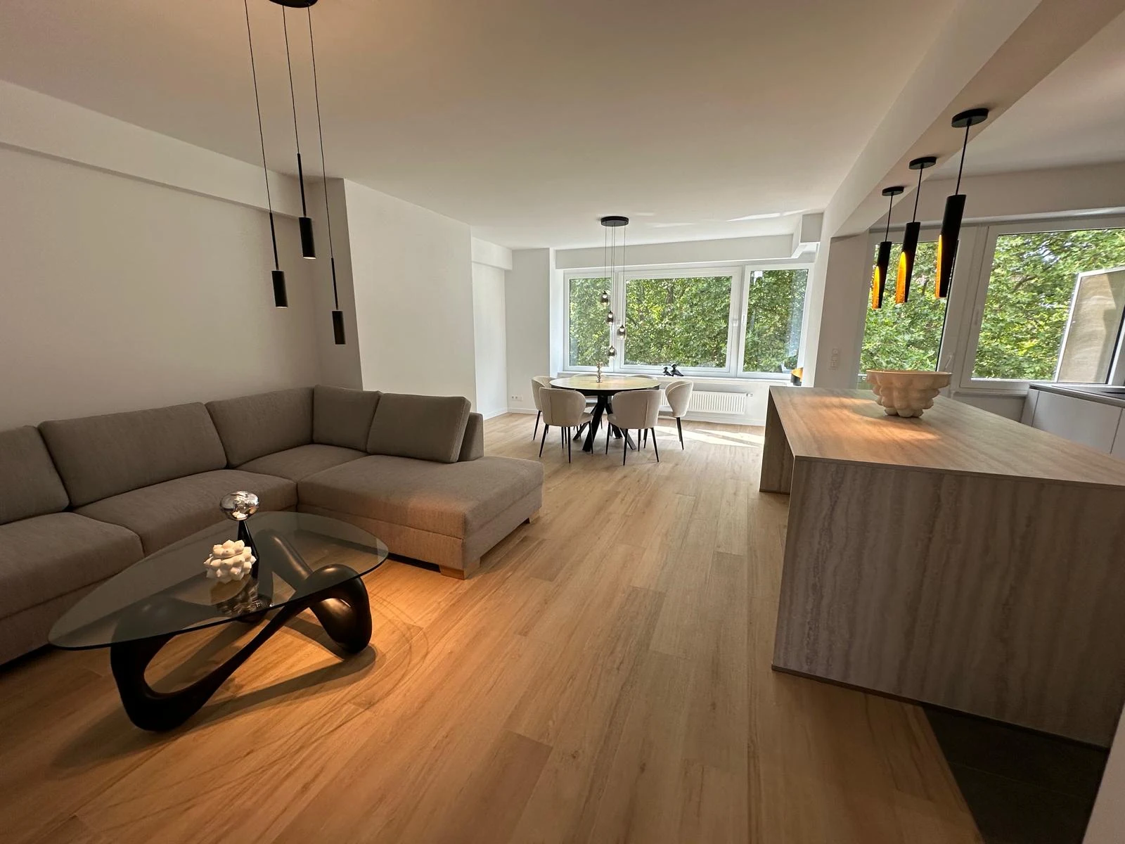 Intérieur rénové avec parquet en bois vitrifié à Bruxelles