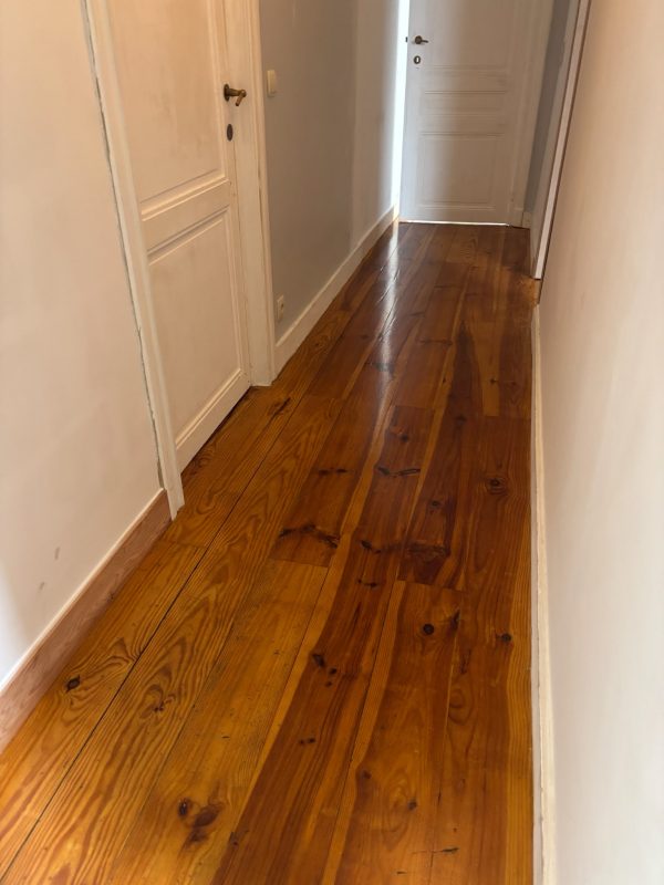 Plancher en bois rénové et vitrifié dans un appartement à Bruxelles - Apres