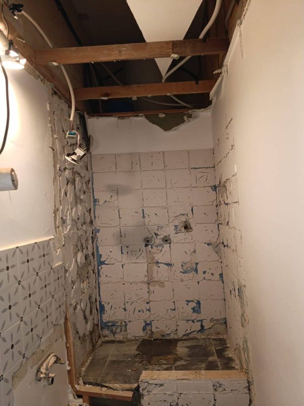 Ancienne salle de bains après démontage du carrelage