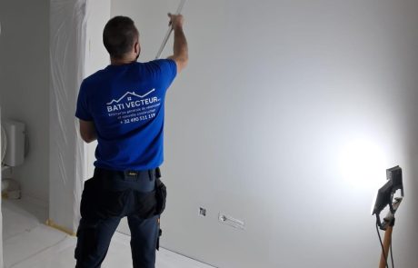 Peintre Bati Vecteur réalisant la mise en peinture d’un mur