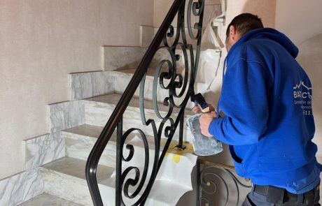 Mise en peinture au pistolet d’une rampe d’escalier métallique