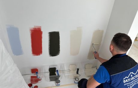 Peintre Bati Vecteur réalisant des tests de couleurs sur un mur