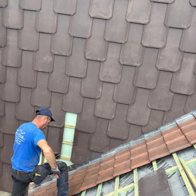 Travaux de maintenance de toiture réalisés en sécurité sur échafaudage en façade d’immeuble