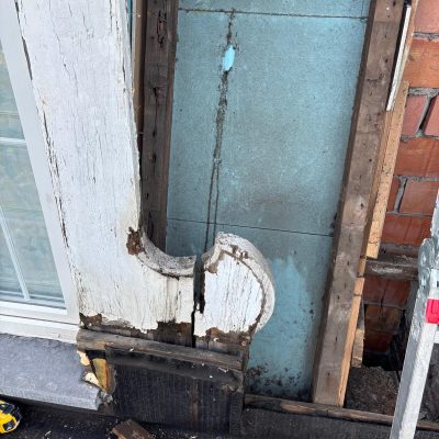 Bois de structure fortement endommagé à la jonction entre la toiture et la façade nécessitant une reprise complète