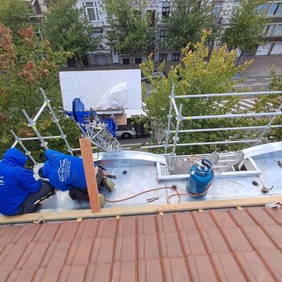 Raccord soigné entre couverture en tuiles et menuiserie de fenêtre de toit pour éviter les infiltrations d’eau