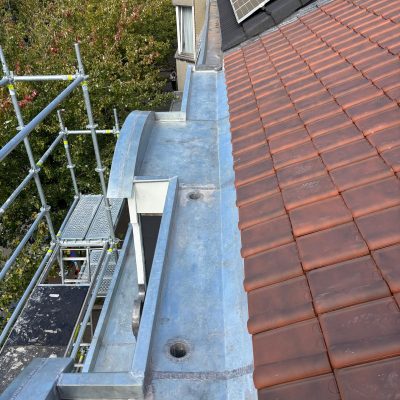 Intervention de zinguerie sur la rive de toiture avec échafaudage pour sécuriser la zone de travail