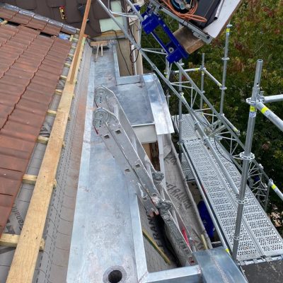 Toiture en pente entièrement recouverte de tuiles avec système d’évacuation des eaux en métal